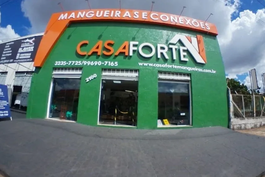 Fachada da Casa Forte Mangueiras e Conexões na Av. Professora Minervina Cândida de Oliveira, 2100, em Uberlândia